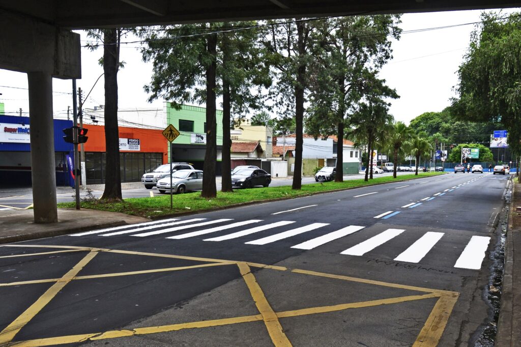 Avenida Armando de Salles Oliveira teve a faixa de pedestre na cor branca reforçada.