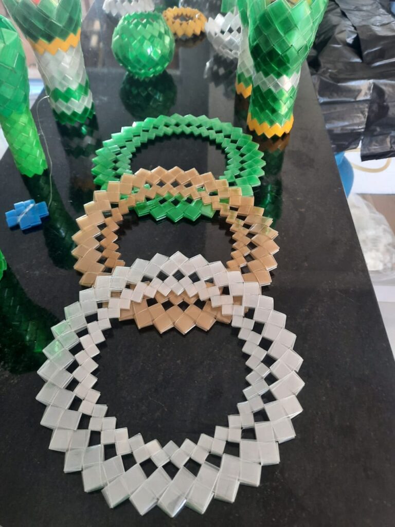 Daniel Ferraz realiza oferece uma oficina de pulseira com garrafa pet