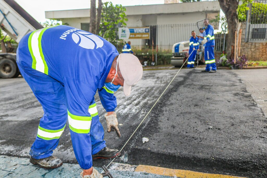 homens trabalhando em rua