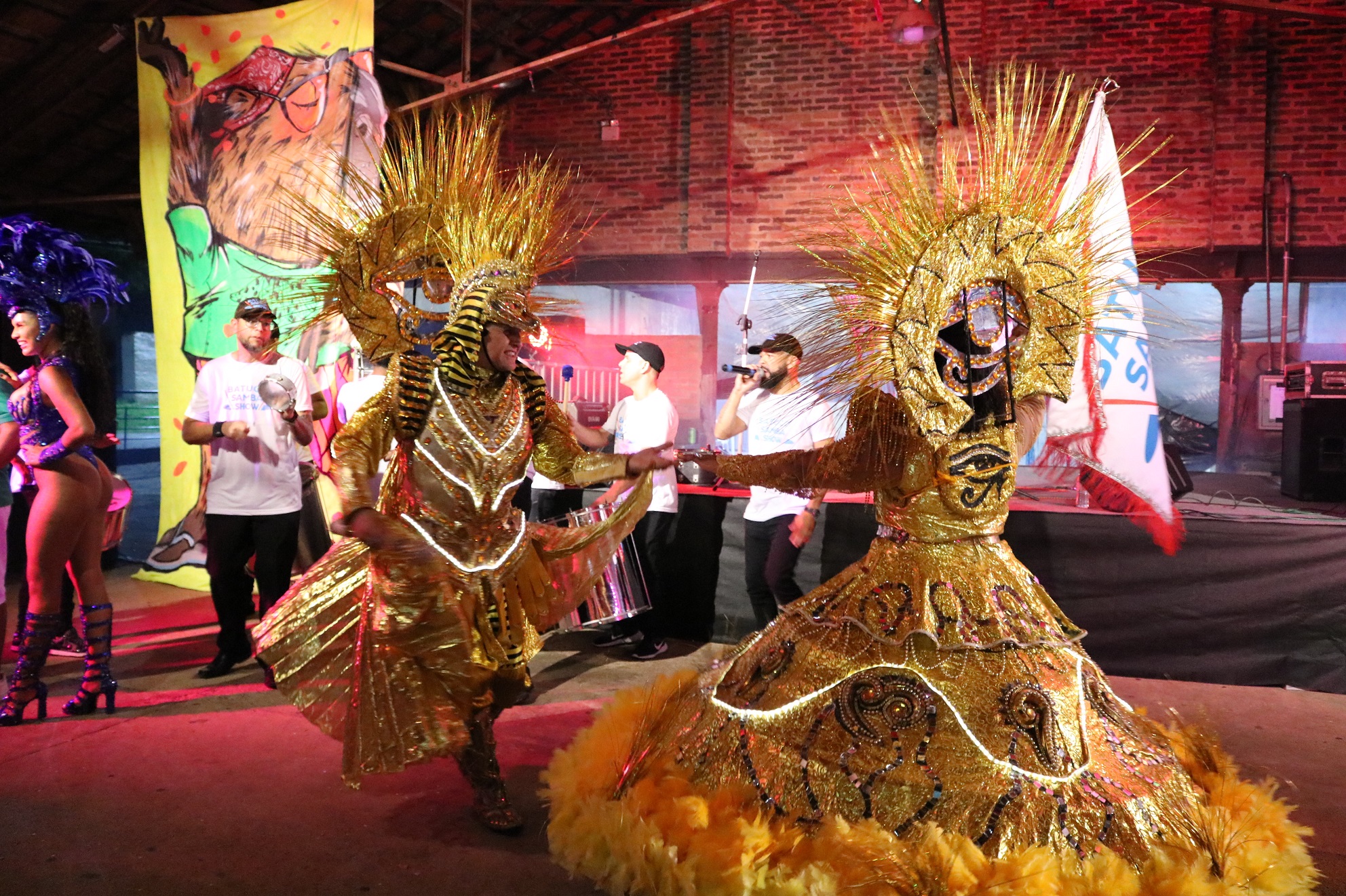 Mestre-sala e porta-bandeira do Batuco Samba Show encantou presentes no Grito de Carnaval