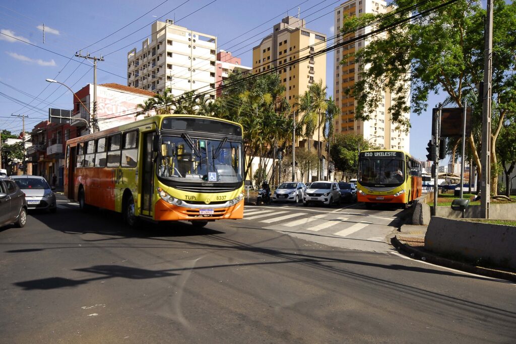 ônibus em avenida da cidade