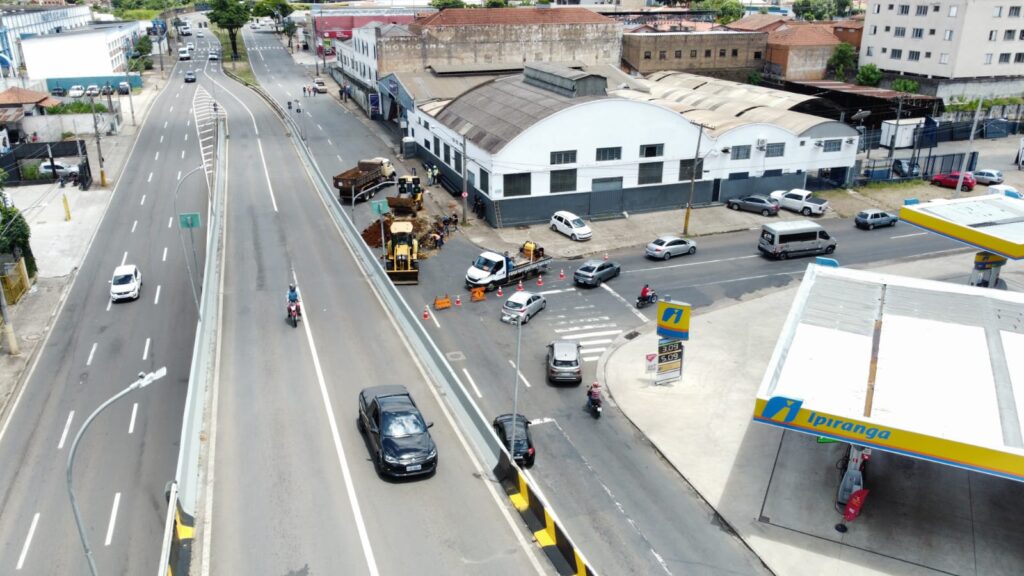 vista aérea da via, com carros parados e obra em execução