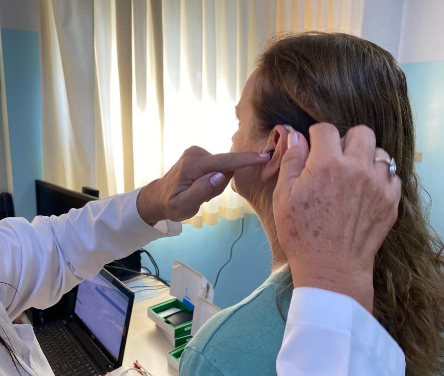 Pacientes com deficiência auditiva receberam próteses no início deste mês