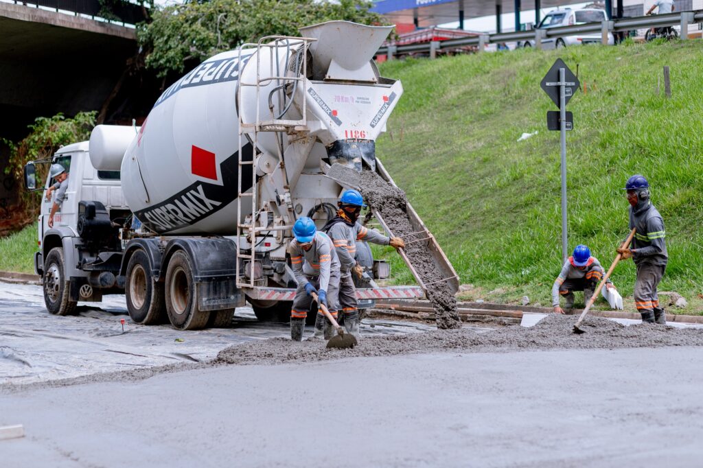 caminhão derramando concreto