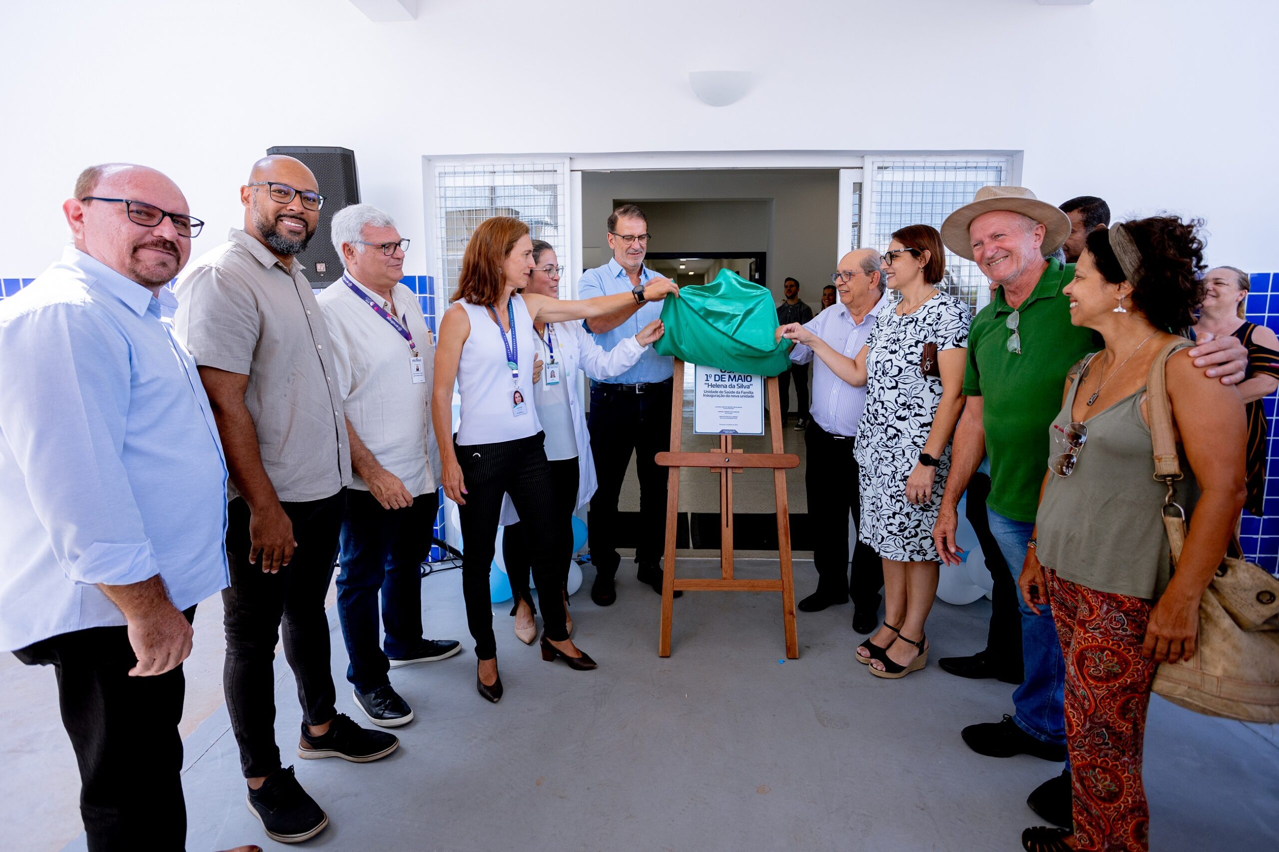 População e autoridades locais durante o descerramento da placa inaugural da nova USF 1º de Maio