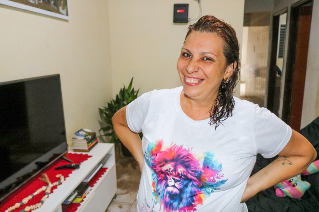 Sandra Lemos afirmou ter recuperado a autoestima e está mais feliz após receber os aparelhos auditivos
