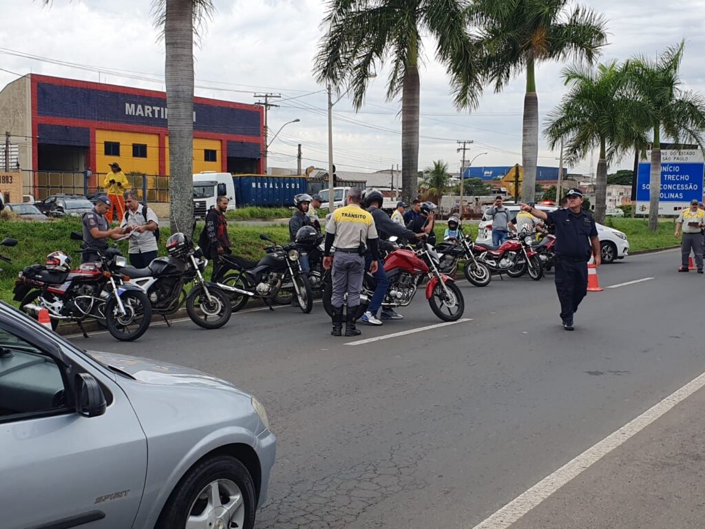 carros, motos e pessoas em rua