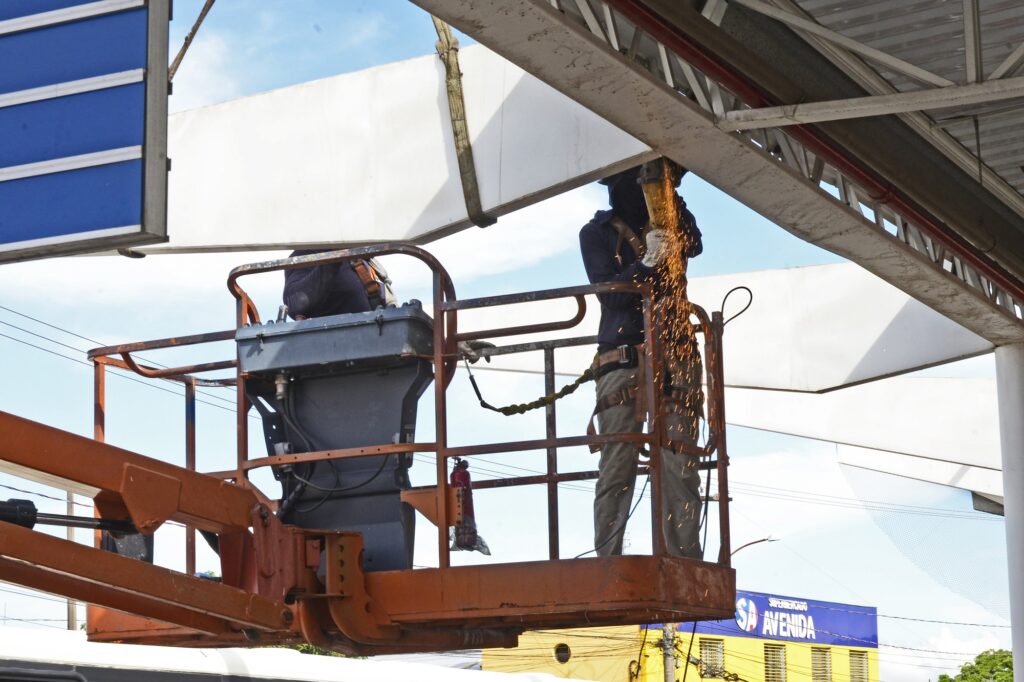 dois homens trabalhando na cobertura do terminal
