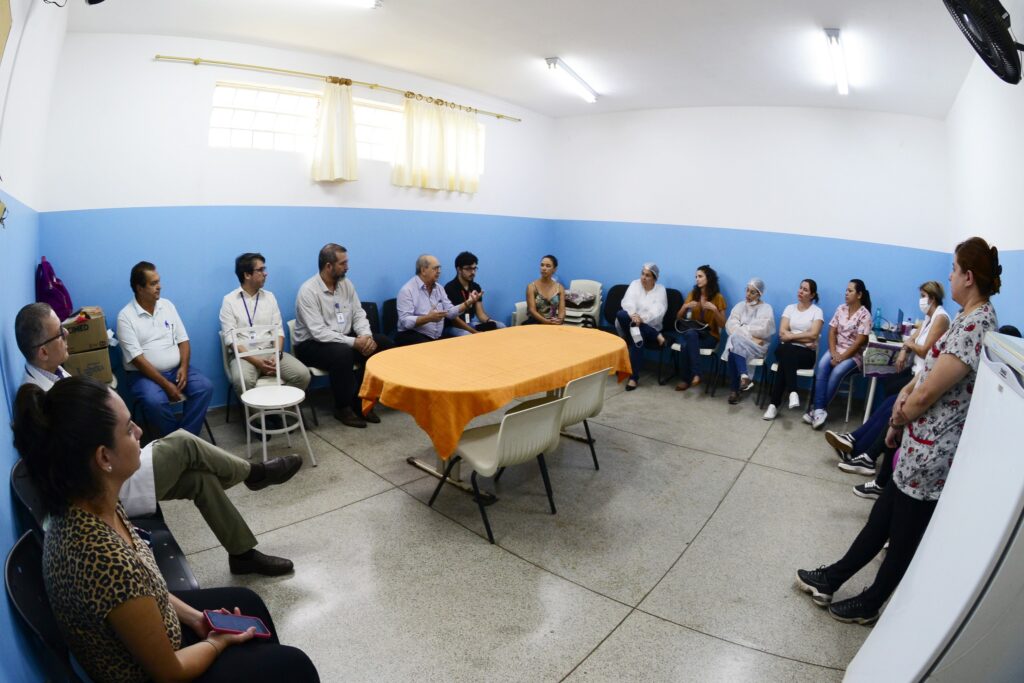 Servidores da UBS Vila Sônia durante reunião antes do trabalho de capacitação das equipes