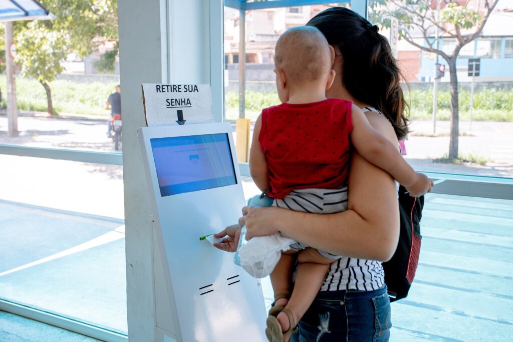 Usuária pega ficha de atendimento na Upa da Vila Sônia.