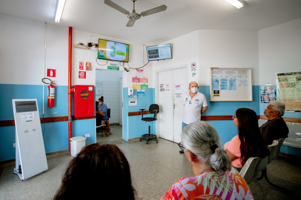 Pessoas aguardam na fiola de atendimento da Upa do Vila Sônia.