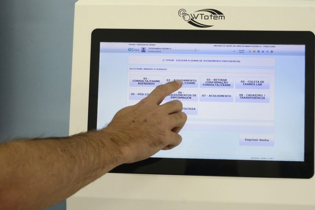 Totens estão sendo instalados para agilizar o atendimento por meio de distribuição de senhas