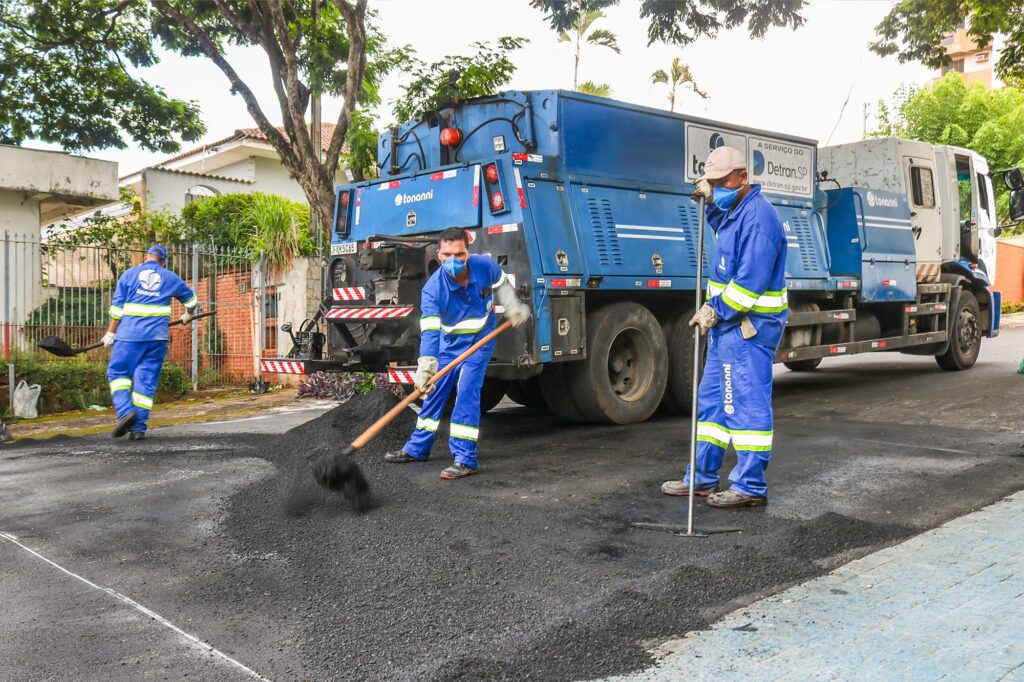 homens e trator em rua