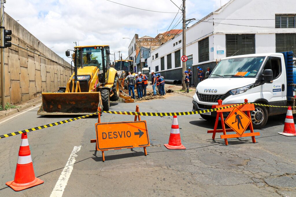 rua interditada, com destaque para placa que sinaliza desvio