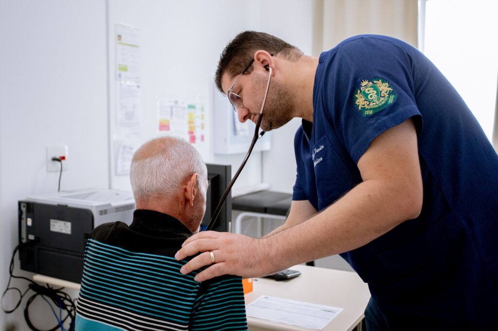 Médico atende paciente.