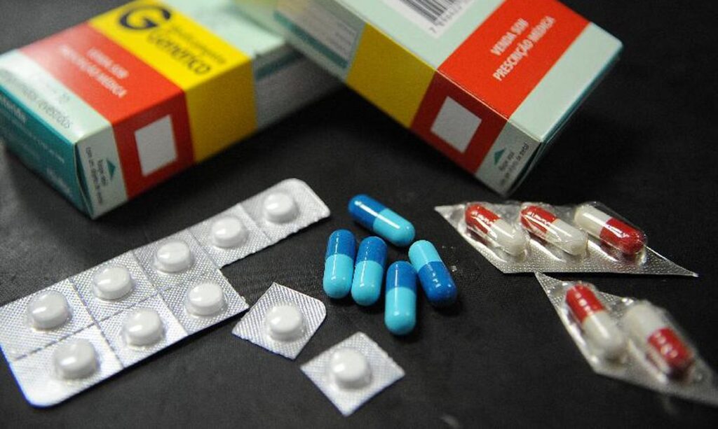 imagem mostra close de medicamentos espalhados em uma mesa