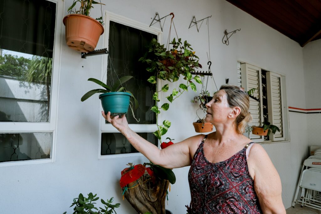 Angela Claudete Nalesso Pavinato mostra que em sua casa tem muitas plantas, mas não há nada que possa acumular água e se tornar um criadouro do mosquito da dengue