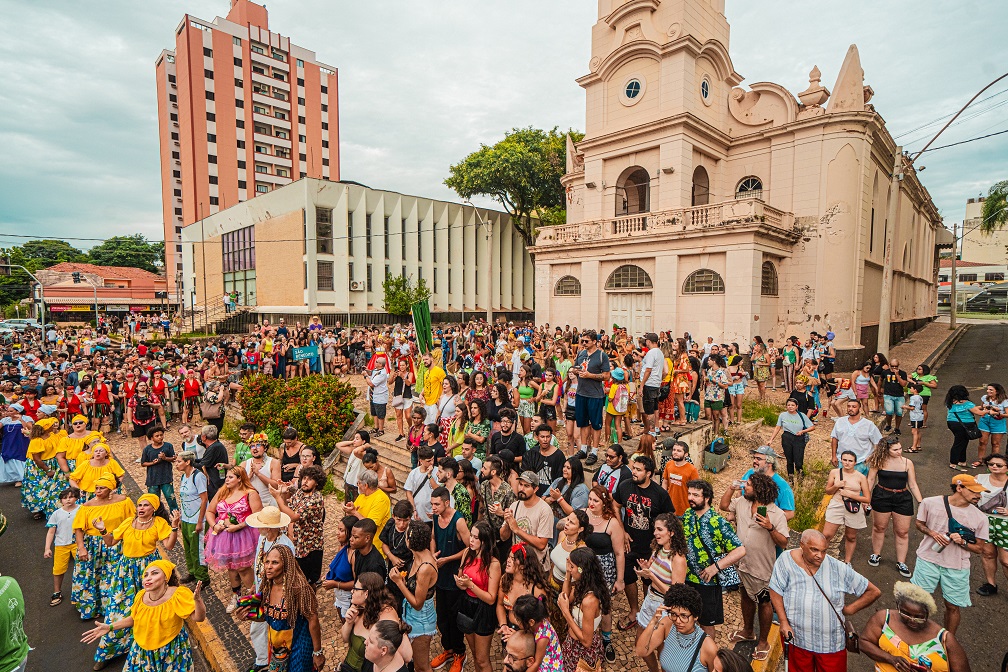 Blocos reúnem quase 3.000 pessoas na folia de pré-Carnaval – Portal do  Município de Piracicaba