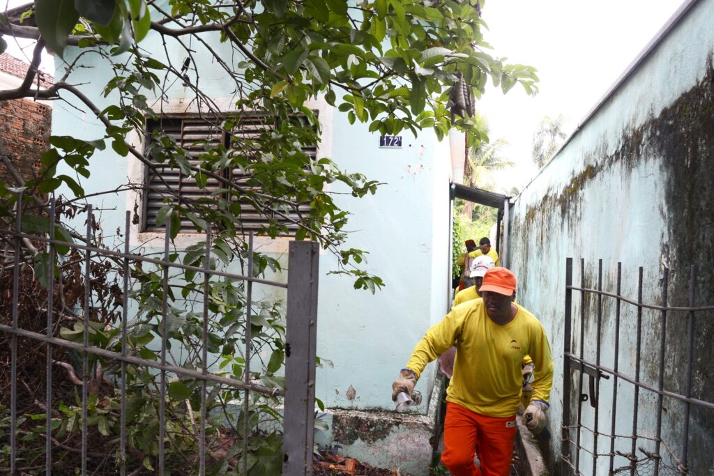Casa abandonada em Tupi estava com materiais que poderiam ser criadouros do mosquito da dengue