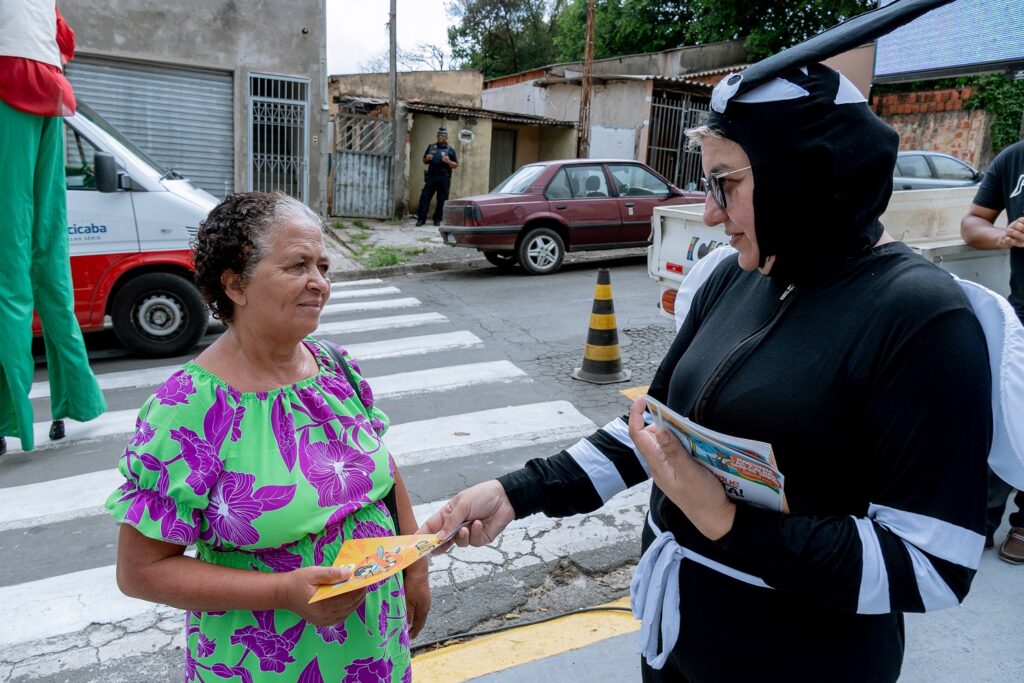 Conceição Silva Rozada recebeu orientações sobre combate à dengue