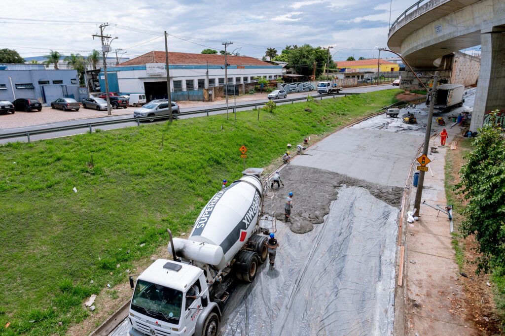 via sendo concretada, com caminhão dispensando concreto