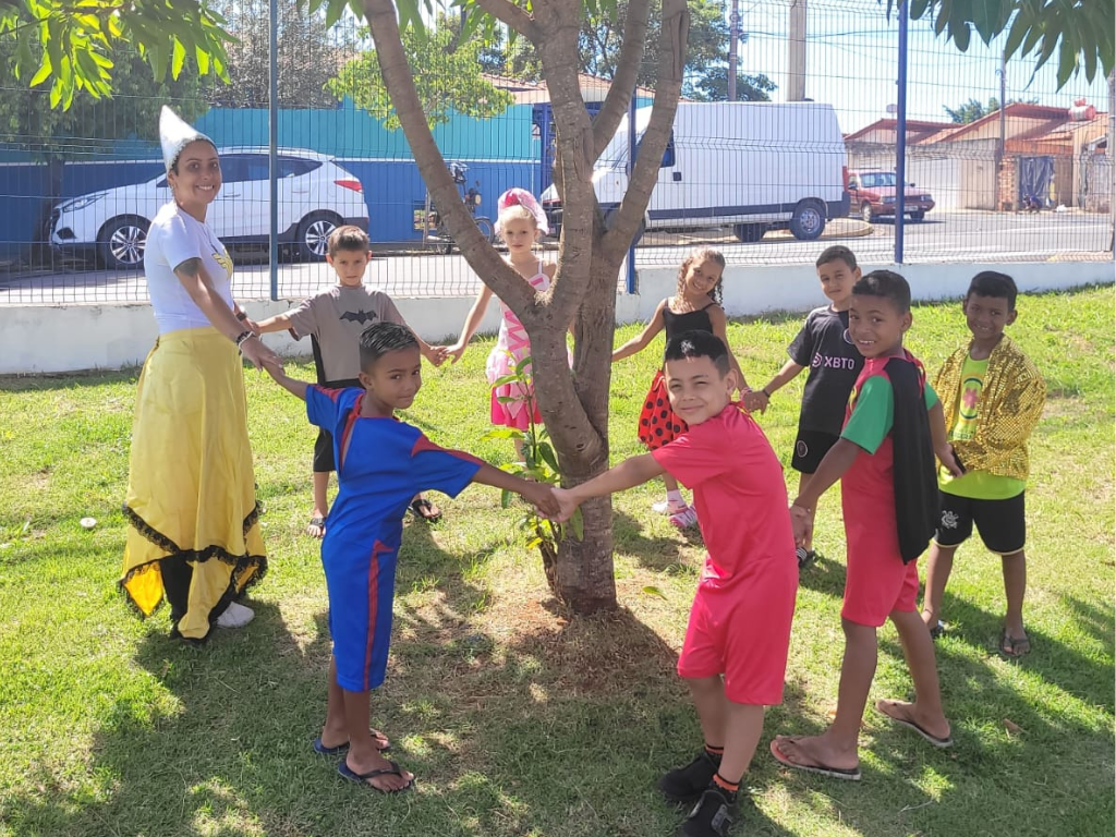 Crianças brincam o Carnaval no entorno da árvore no CCInter Bosques do Lenheiro