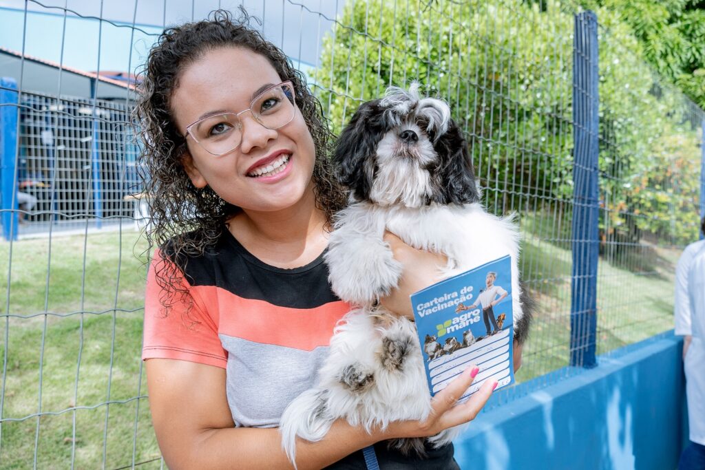 Daiane de Oliveira participou do evento com toda a família e levou o cão Lucky para vacinar