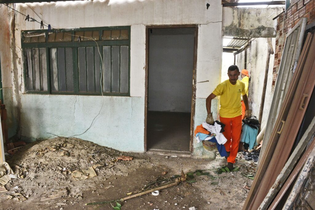 Equipes da prefeitura fazem a limpeza de residência abandonada