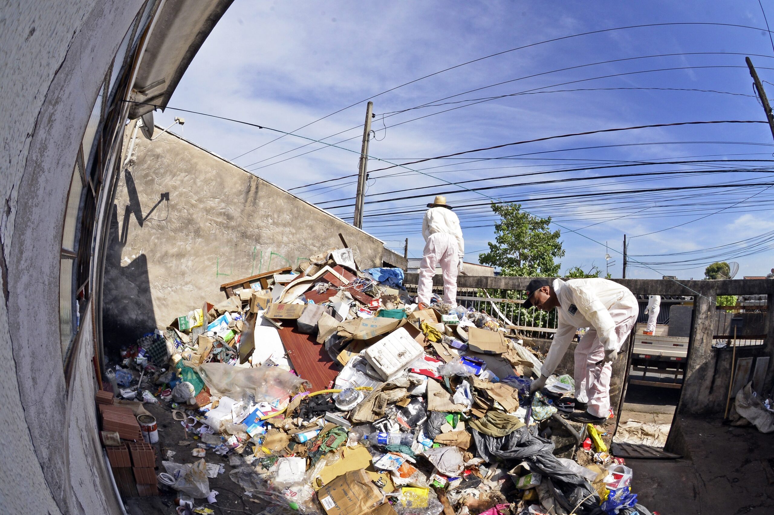 Montanha de sujeira estava localizada na frente da casa de acumulador na região do Parque Piracicaba