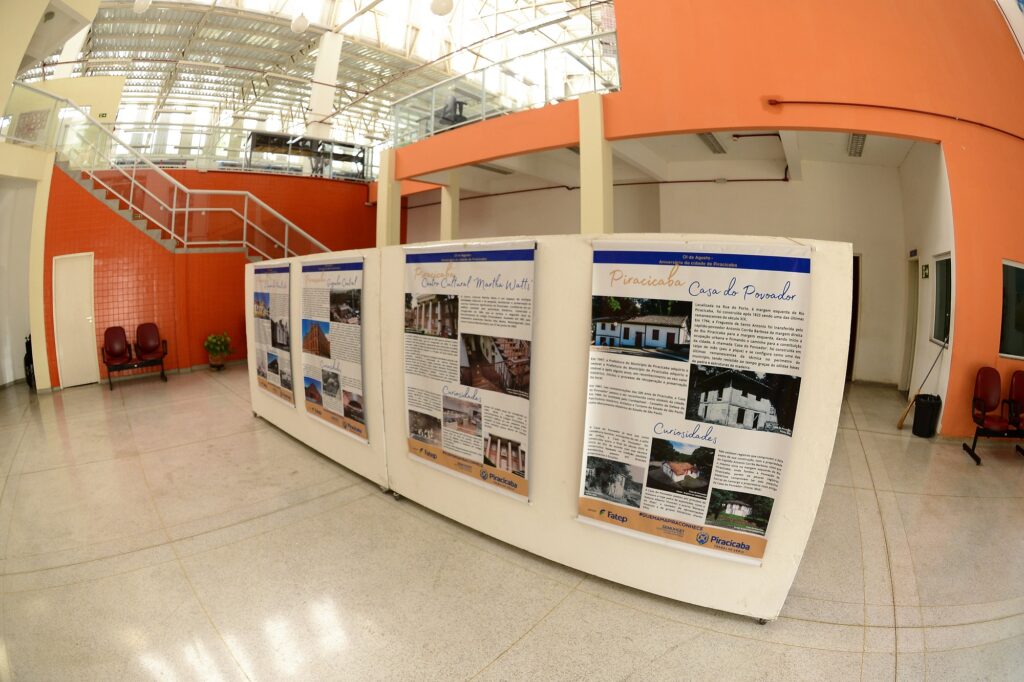 painel com vários banners com as fotos e informações da exposição