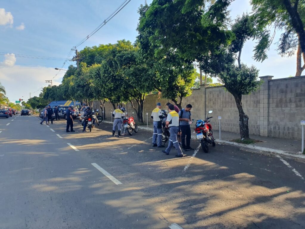 diversas motos em avenida sendo fiscalizadas por homens