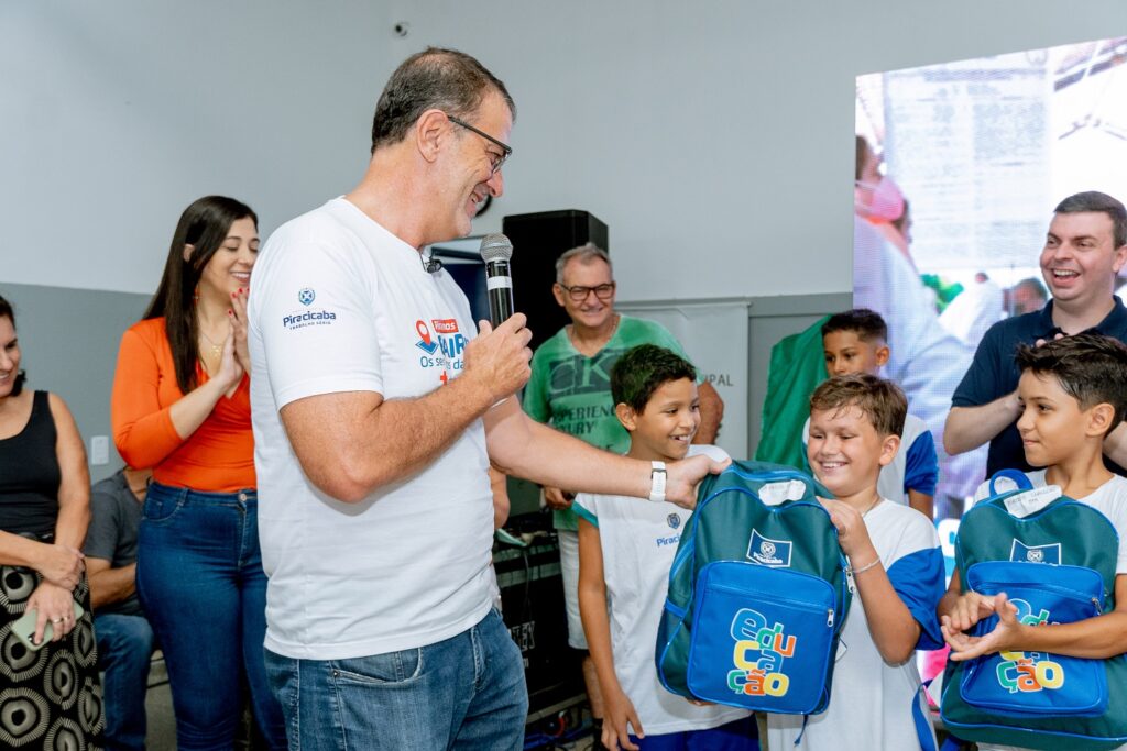 Prefeito Luciano Almeida fez a entrega de kits com uniformes aos alunos