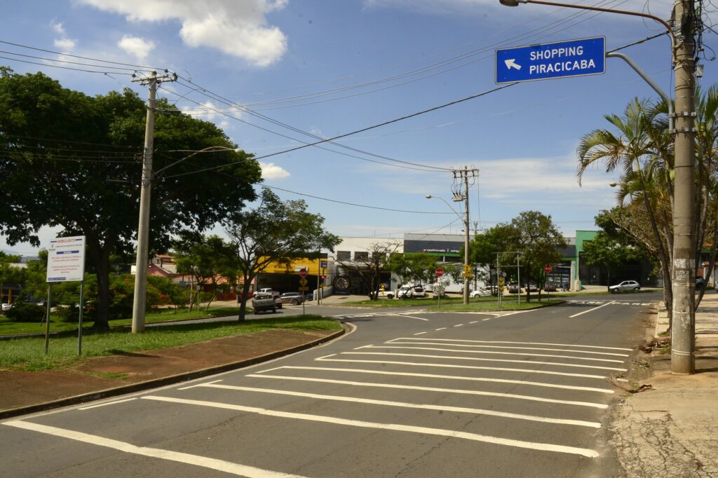 Rotatória da Av. Dr. Paulo de Moraes com reforço na sinalização horizontal na cor branca.