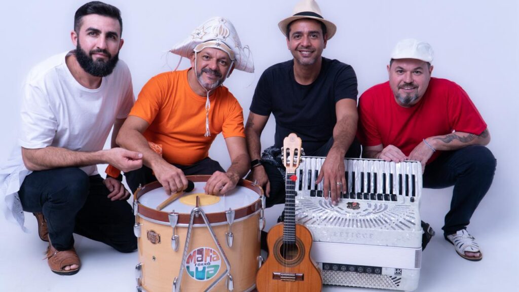 A banda Maria Lua, na ativa desde meados da década passada, toca forró, baião, xote e xaxado