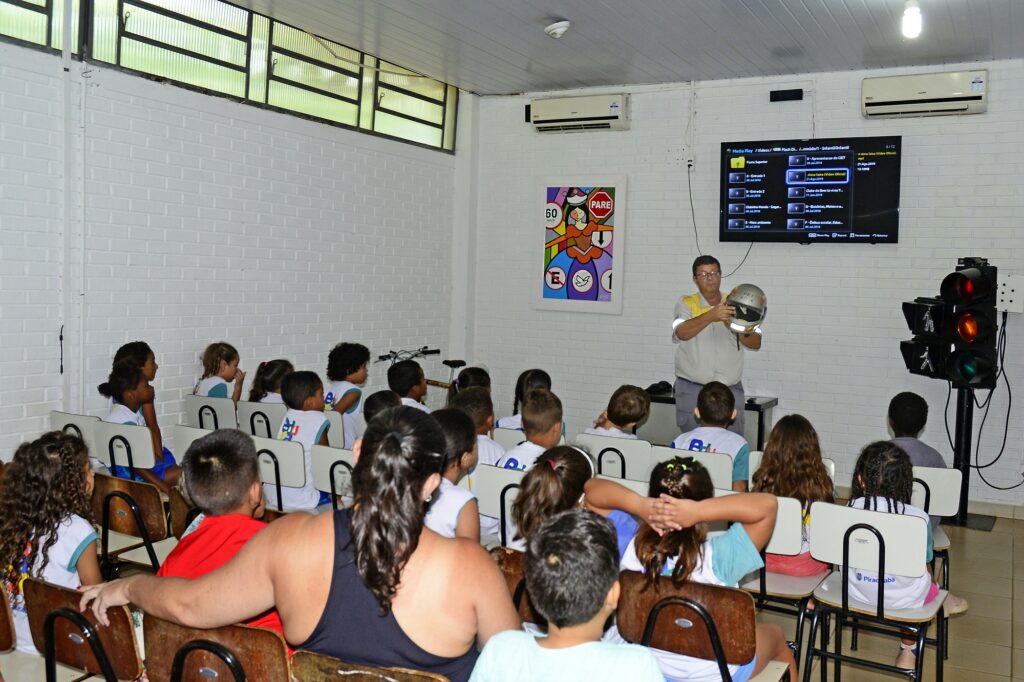 imagens de estudantes em sala de aula observando instrutor na frente
