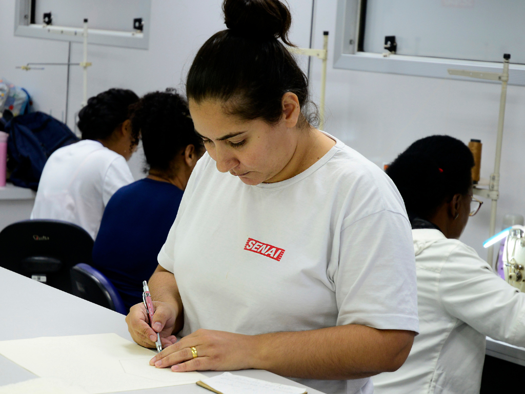 Drielli Santos Prates, treina desenhar no tecido para a costura