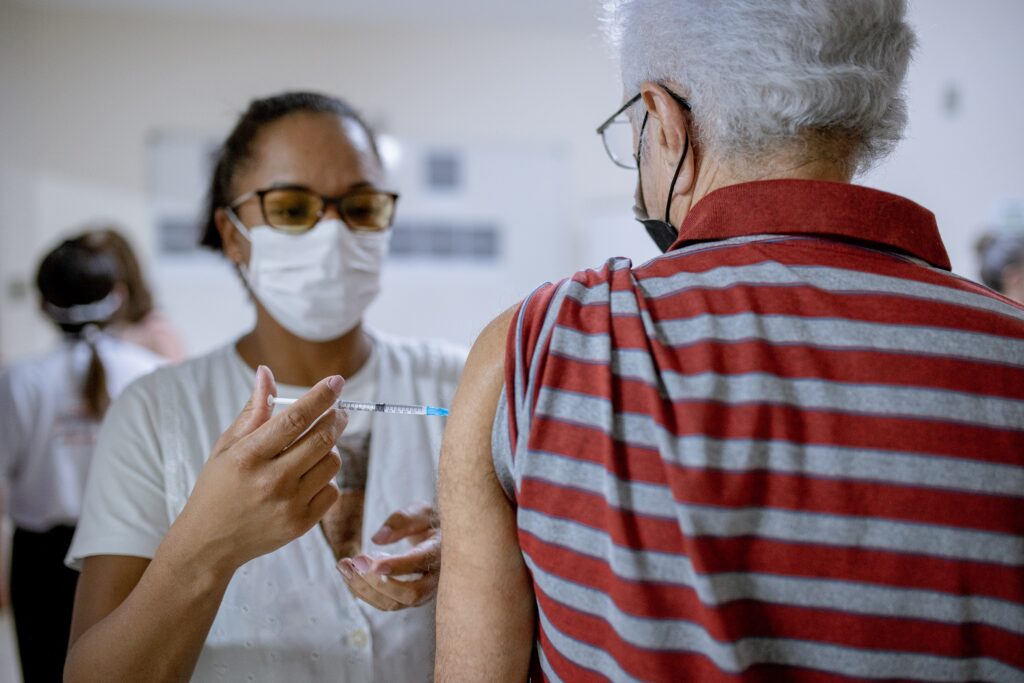 Inicialmente, a vacina contra a gripe está liberada para grupos prioritários, como idosos, crianças e pessoas com comorbidades