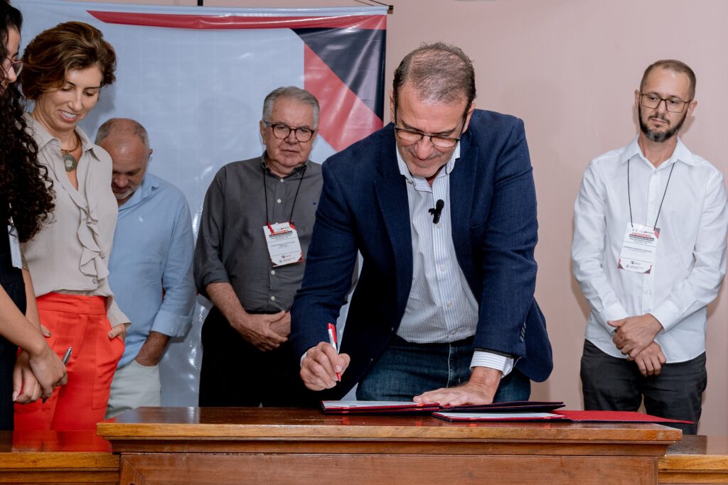 Luciano Almeida assina termo de adesão durante a solenidade de abertura da oficina de regionalização da saúde