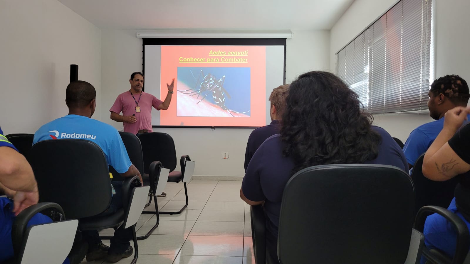 Marcio Ermida, orientador pedagógico do PMCA, durante palestra em empresa realizada nesta semana