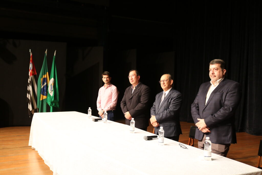 Mesa das autoridades foi formada por - da esquerda para a direita - Ciro Eduardo Falconi, Miki Mochizuki, Augusto Muzilli Jr e Luiz Pedro Prada Neto