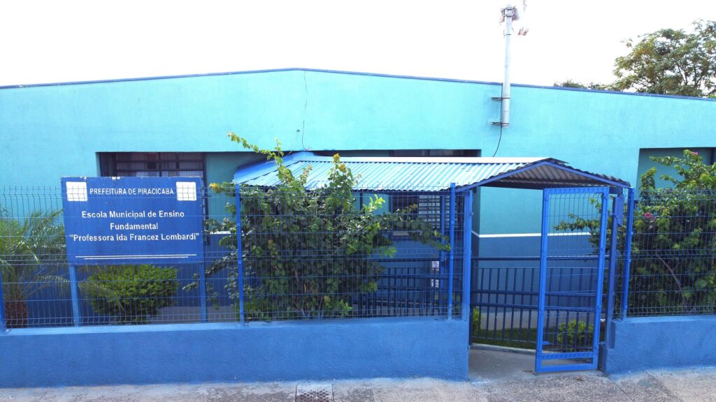 Escola Municipal Profª Ida Francez Lombardi, no Santa Fé, pintada de azul.