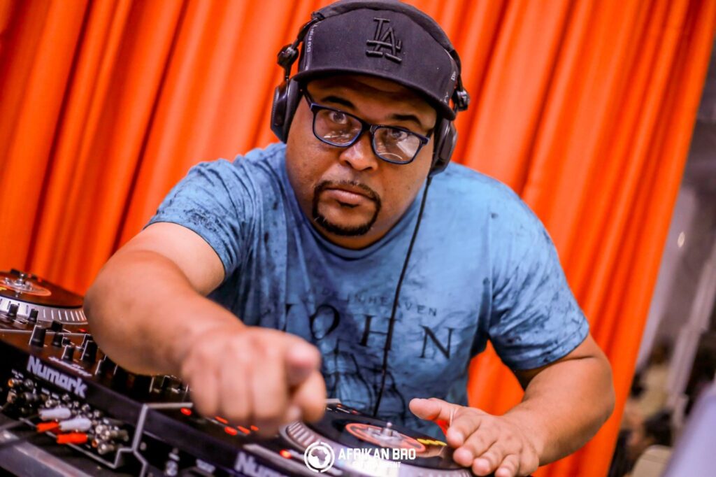 Rock Jay é um dos DJs do Afro Connect