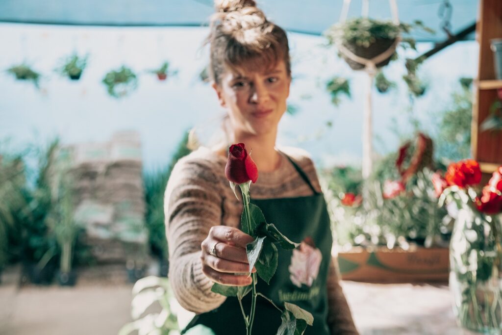 Sara mostra a jornada emocional de uma mulher, dona de uma pequena floricultura - Credito - Gabriel Ávila