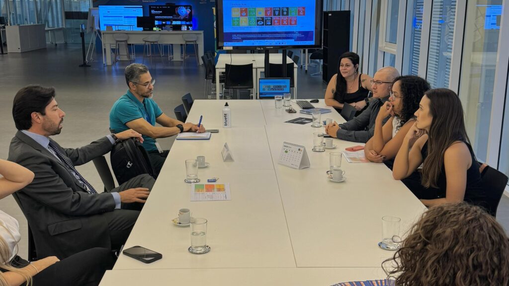 homens e mulheres em volta de uma mesa conversando