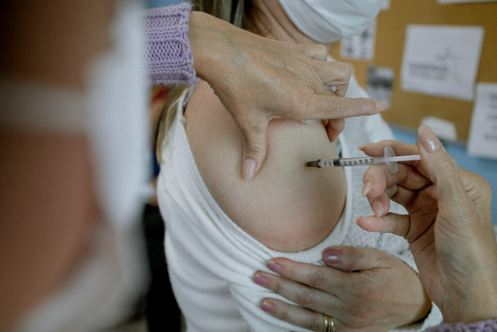 Vacinação em crianças, jovens e adultos é a melhor prevenção contra as duas doenças