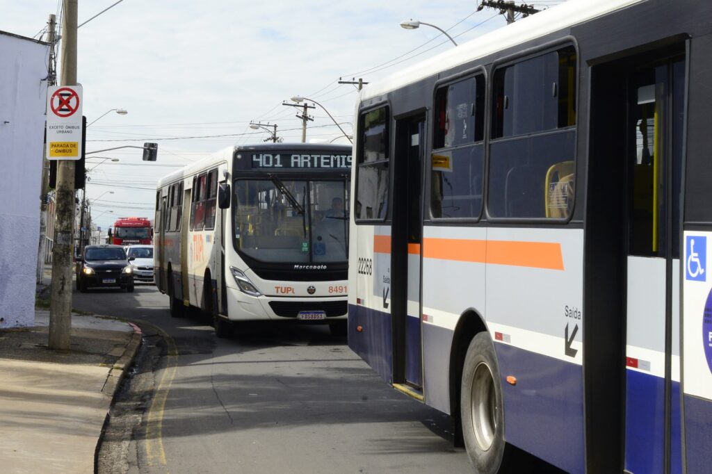 Linha de Ônibus de Artemis segue atrás de outro ônibus do transporte coletivo.