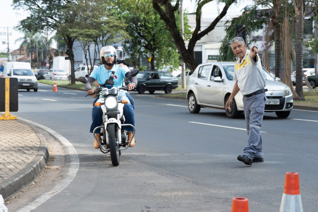 Agentes da Semuttran orientavam os motociclistas a participar da ação realizada na Estação da Paulista