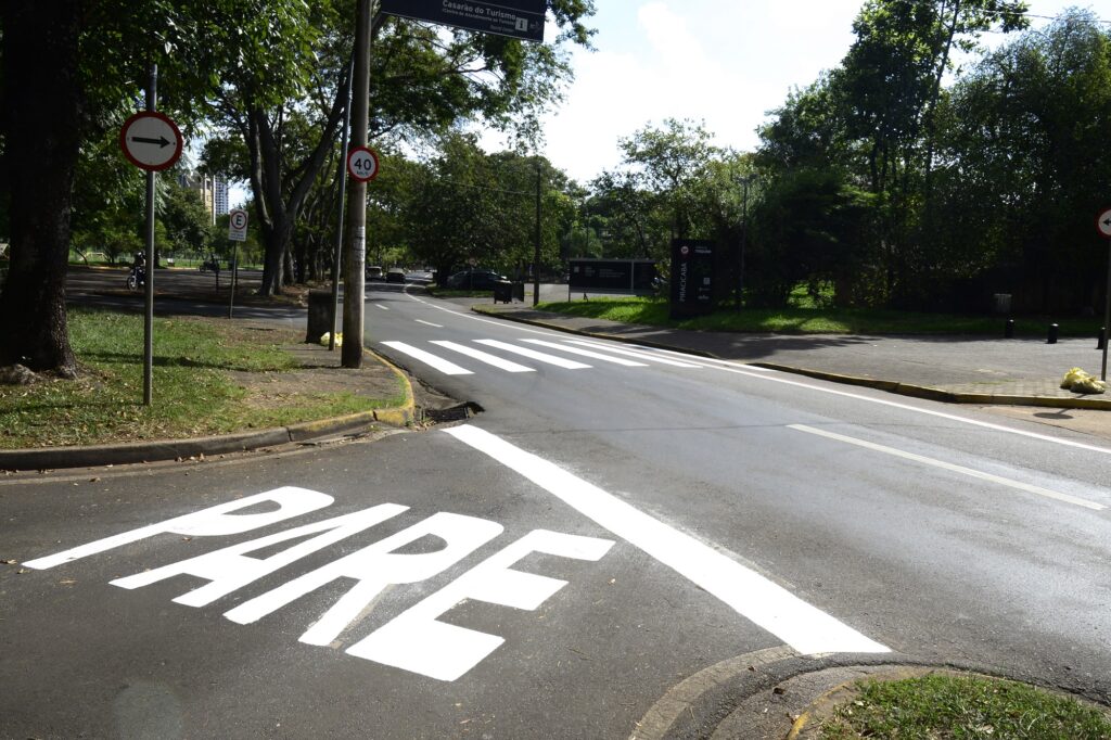 Avenida Alidor Pecorari com nova sinalização de PARE, na cor branca.