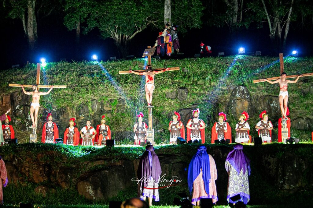 Cena da crucificação de Jesus Cristo nos momentos finais do espetáculo - Crédito Aline Aragon