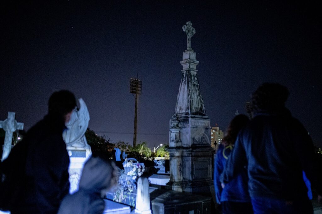 Pessoas participam do passeio noturno no Cemitério da Saudade